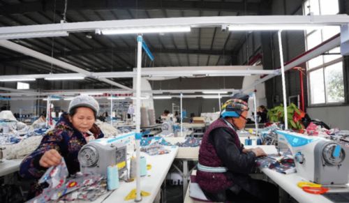 鄉(xiāng)村振興看丹寨 丹寨 就業(yè)工廠 打造搬遷群眾增收 鐵飯碗