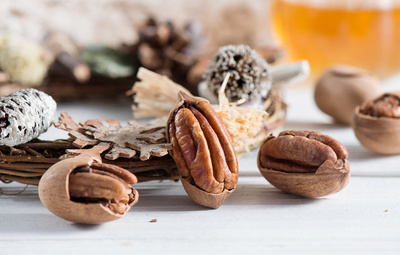 光影中的自然饋贈(zèng) 堅(jiān)果與香蕉片商業(yè)攝影探秘